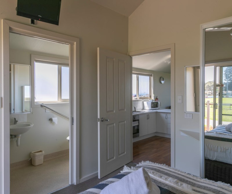 QRR 1 Water View Accessible Cabin 1200px 02