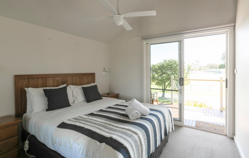 QRR 2 3 Water View Cabin 1200px 01