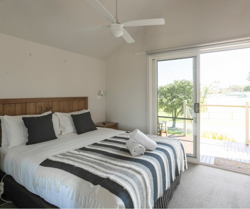 QRR 2 3 Water View Cabin 1200px 01